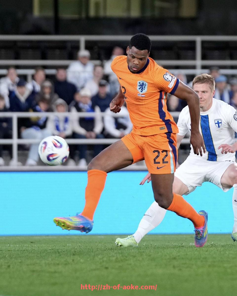 澳客足彩-英超月最佳球员奖杯的设计与获奖历程